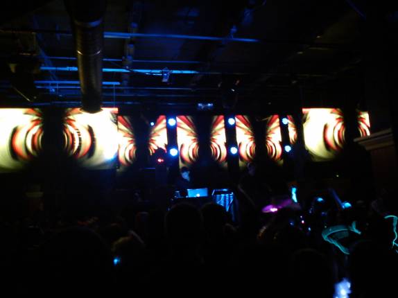 O movimentado show do DJ Paul van Dyke, em Seattle, estado de Washington, nos Estados Unidos